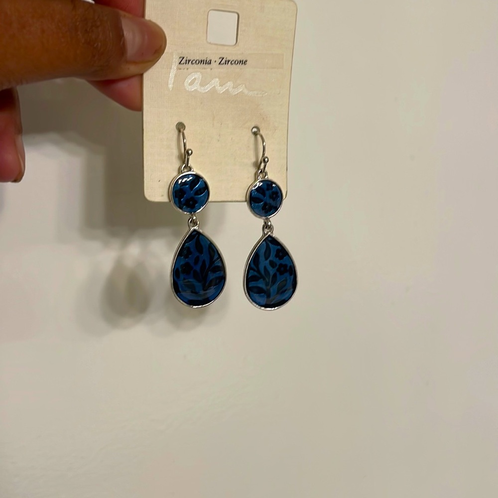 [SOLD] added to bundle of 2+‼️Beautiful teardrop dangling earrings in zirconia
